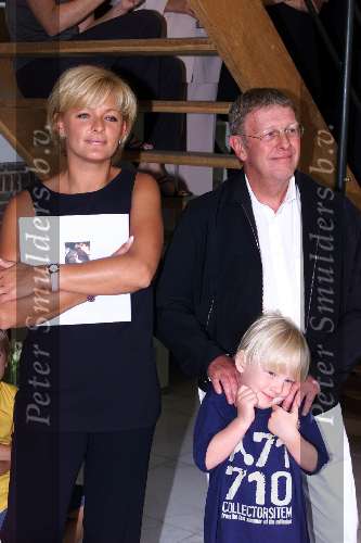 Naarden 03-07-1999
Jan des Bouvrie uitreiking boek.
Jan met zijn zoontje
Caroline Tensen