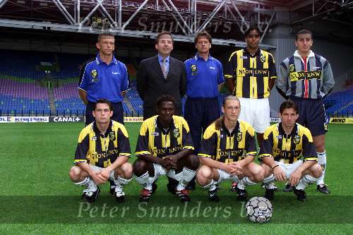 Arnhem 06 Juli1999
Ploeg-voorstelling Vitesse seizoen 1999/2000
Alle nieuwe spelers voor seizoen 1999/2000
Edward Sturing Karel Aalbers Sikora Herbert Neumann Pierre v Hooydonk