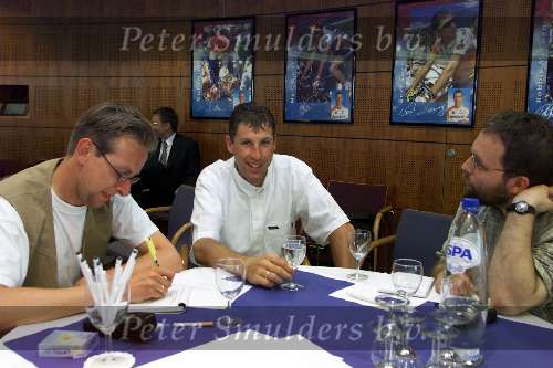 Eindhoven, 28 juni 1999
Presentatie Rabobank wielerploeg op hoofdkantoor
Marc Wauters pratend met de pers
