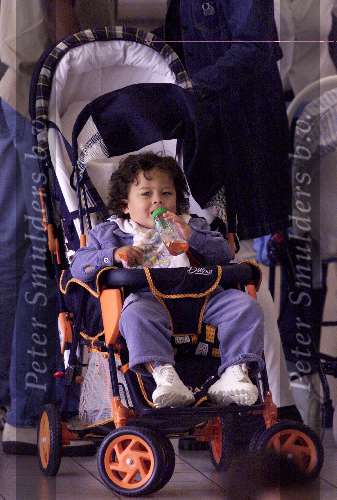 Schiphol amsterdam 24 juni 1999
Patrick Kluivert voor vertrek naar zijn vakantieland samen met vriendin en twee kinderen