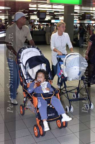 Schiphol amsterdam 24 juni 1999
Patrick Kluivert voor vertrek naar zijn vakantieland samen met vriendin en twee kinderen