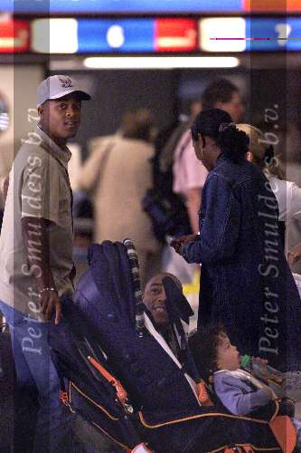 Schiphol amsterdam 24 juni 1999
Patrick Kluivert voor vertrek naar zijn vakantieland samen met vriendin en twee kinderen