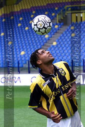 Arnhem 06 Juli 1999
Ploeg-voorstelling Vitesse seizoen 1999/2000
Pierre v Hooydonk in aktie