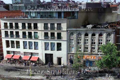 Amsterdam 22 juni 1999
De totaal uitgebrandde discotheek ROXY met links onder de winkel van Prinses Stephanie van Monaco REPLAY