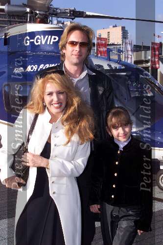 Rotterdam 12 juli 2000
Premiere Cirque du Soleil bij AHOY.
Adam Curry en Patricia Paay en hun dochter kwamen met een helicopter