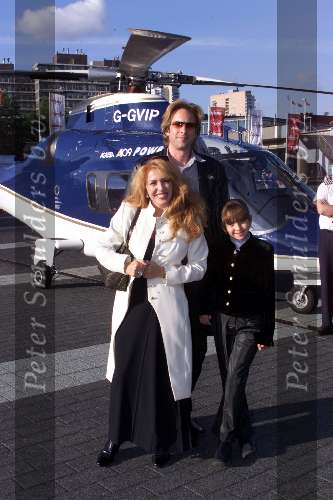 Rotterdam 12 juli 2000
Premiere Cirque du Soleil bij AHOY.
Adam Curry en Patricia Paay en hun dochter kwamen met een helicopter