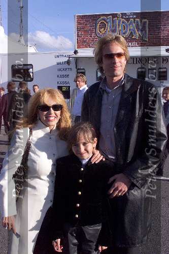 Rotterdam 12 juli 2000
Adam Curry, Patricia Paay en hun dochter voor hun helicopter.
