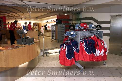 Amsterdam 5 juli 2000
Eerste training van AJAX seizoen 2000/2001 met een geheel nieuwe outfit van kledingsponsor ADIDAS
AJAX SHOP