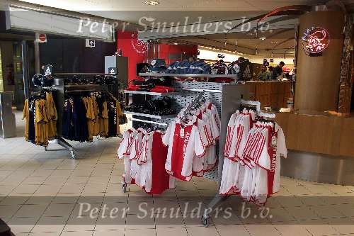 Amsterdam 5 juli 2000
Eerste training van AJAX seizoen 2000/2001 met een geheel nieuwe outfit van kledingsponsor ADIDAS
AJAX SHOP