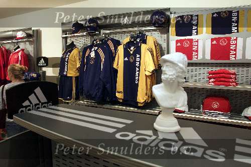 Amsterdam 5 juli 2000
Eerste training van AJAX seizoen 2000/2001 met een geheel nieuwe outfit van kledingsponsor ADIDAS
AJAX SHOP