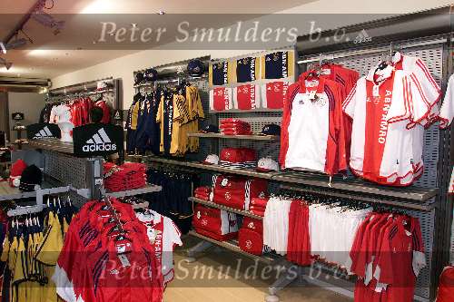 Amsterdam 5 juli 2000
Eerste training van AJAX seizoen 2000/2001 met een geheel nieuwe outfit van kledingsponsor ADIDAS
AJAX SHOP