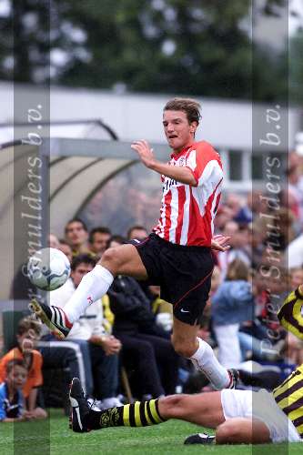 Valkenswaard 21 juli 2000
de Valk - PSV ter voorbereiding van seizoen 2000/2001
Arnold Bruggink   mooie aktie
