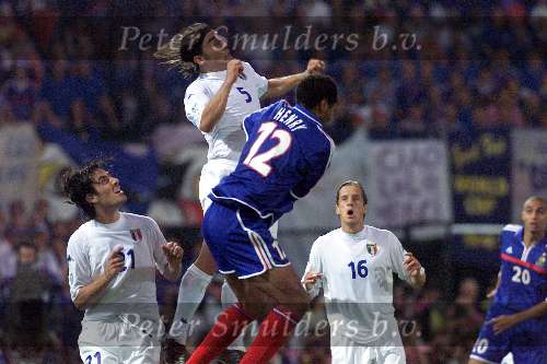 Rotterdam, 2 juli 2000   Euro 2000
Frankrijk-Italie, eindstand na verlenging 2-1
Thierry Henry in duel met Cannavaro