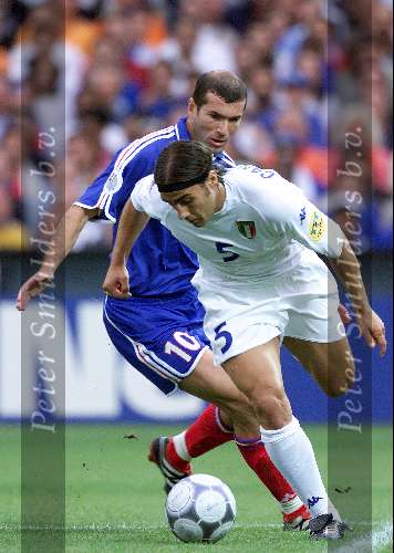 Rotterdam, 2 juli 2000   Euro 2000
Frankrijk-Italie, eindstand na verlenging 2-1
Cannavaro  en Zidane