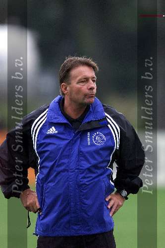 Amsterdam 5 juli 2000
Eerste training van AJAX seizoen 2000/2001 met een geheel nieuwe outfit van kledingsponsor ADIDAS
Co Adriaans