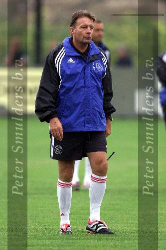 Amsterdam 5 juli 2000
Eerste training van AJAX seizoen 2000/2001 met een geheel nieuwe outfit van kledingsponsor ADIDAS
Co Adriaans