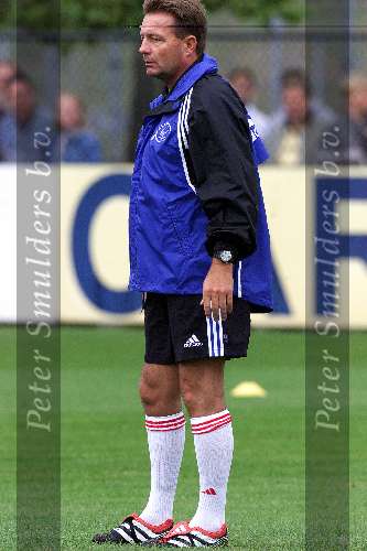Amsterdam 5 juli 2000
Eerste training van AJAX seizoen 2000/2001 met een geheel nieuwe outfit van kledingsponsor ADIDAS
Co Adriaans