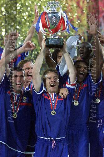 Rotterdam, 2 juli 2000   Euro 2000
Finale EK Tusen Frankrijk-Italie, eindstand 2-1 na verlenging.
Blijdschap bij de fransen