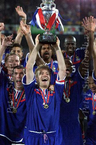 Rotterdam, 2 juli 2000   Euro 2000
Finale EK Tusen Frankrijk-Italie, eindstand 2-1 na verlenging.
Blijdschap bij de fransen