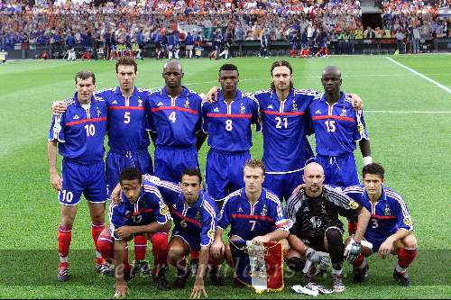 Rotterdam, 2 juli 2000   Euro 2000
Frankrijk-Italie, eindstand na verlenging 2-1
staande v.l.n.r.: Zidane-Blanc-Vieira-Desailly-Dugarry-Thuram
gehurkt v.l.n.r.: Henry-Djorkaeff-Deschamps-Barthez en Lizarazu
