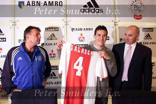 Amsterdam 5 juli 2000
Eerste training van AJAX seizoen 2000/2001 met een geheel nieuwe outfit van kledingsponsor ADIDAS
Galasek Co Adriaans en michael v Praag