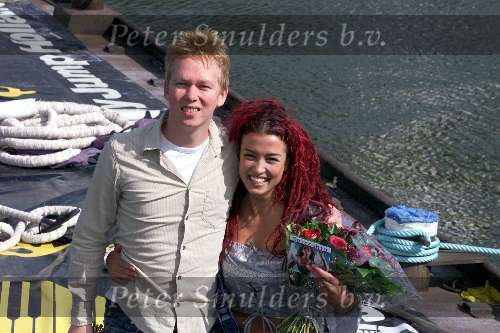 Amsterdam 10 juli 2000
Uitreiking CD van Katja schuurman bij Bunjy jumping Amsterdam.
Katja Schuurman met zanger Poemas