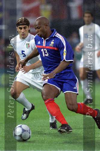 Rotterdam, 2 juli 2000   Euro 2000
Frankrijk-Italie, eindstand na verlenging 2-1
Cannavaro na het verlies van Italie
Cannavaro in duel met Laurent Blanc