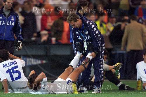 Rotterdam, 2 juli 2000   Euro 2000
Frankrijk-Italie, eindstand na verlenging 2-1
Maldini met masseur