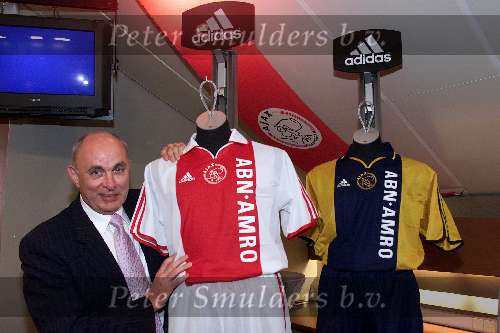 Amsterdam 5 juli 2000
Eerste training van AJAX seizoen 2000/2001 met een geheel nieuwe outfit van kledingsponsor ADIDAS
Michael v Praag