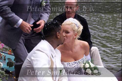 Amsterdam, 8 juli 2000
Trouwen Patrick kluivert met Angela Kluivert kussend