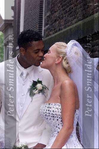 Amsterdam, 8 juli 2000
Trouwen Patrick kluivert met Angela Kluivert kussend