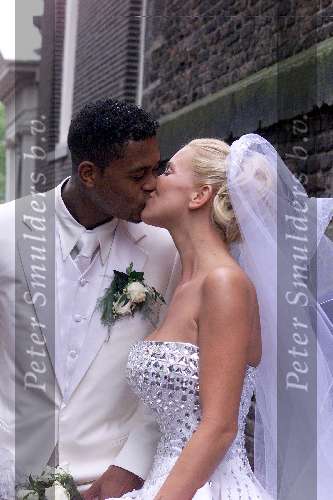 Amsterdam, 8 juli 2000
Trouwen Patrick kluivert met Angela Kluivert kussend