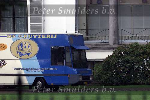 Soestdijk 10 juli 2000
Prins Bernhard vertrekt  naar zijn vakantiebestemming
in Italie.
SRV wagen binnen de hekken van paleis Soestdijk