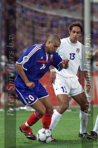 Rotterdam, 2 juli 2000   Euro 2000
Frankrijk-Italie, eindstand na verlenging 2-1
matchwinnaar DAVID TREZEGUET in duel met Nesta