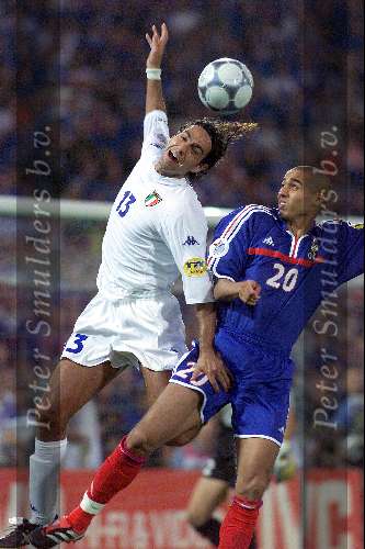 Rotterdam, 2 juli 2000   Euro 2000
Frankrijk-Italie, eindstand na verlenging 2-1
matchwinnaar DAVID TREZEGUET in duel metNesta
Mooie aktie  kopbal