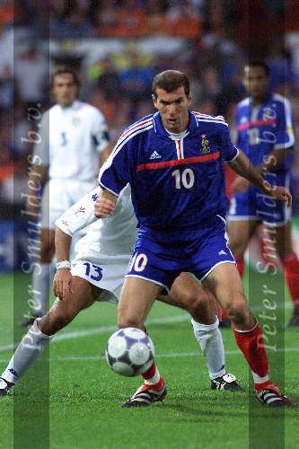 Rotterdam, 2 juli 2000   Euro 2000
Finale EK Tusen Frankrijk-Italie, eindstand 2-1 na verlenging.
De beste speler van het toernooi Zinedine Zidane