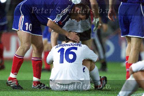 Rotterdam, 2 juli 2000   Euro 2000
Finale EK Tusen Frankrijk-Italie, eindstand 2-1 na verlenging.
De beste speler van het toernooi Zinedine Zidane troost Ambrosini