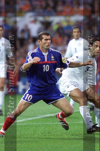 Rotterdam, 2 juli 2000   Euro 2000
Frankrijk-Italie, eindstand na verlenging 2-1
Zinedine Zidane