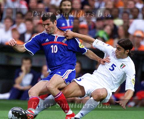 Rotterdam, 2 juli 2000   Euro 2000
Finale EK Tusen Frankrijk-Italie, eindstand 2-1 na verlenging.
De beste speler van het toernooi Zinedine Zidane in duel met Fabio Cannavaro
Mooie aktie foto  Shirtje trekken