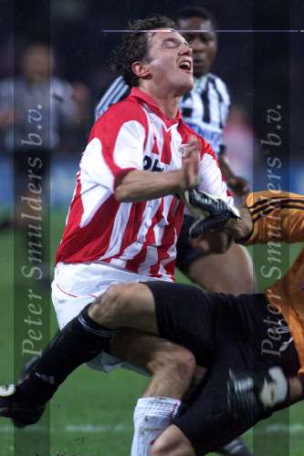 Eindhoven, 23 november 2000
UEFA Cup wedstrijd PSV-PAOK Thessaloniki, eindstand
Arnold Bruggink wordt onderuit gelopen door doelman Kyriakos
