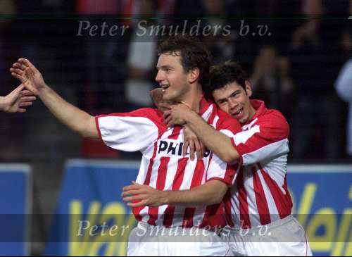 Eindhoven, 23 november 2000
UEFA Cup wedstrijd PSV-PAOK Thessaloniki, eindstand
ARNOLD BRUGGINK WORDT GEHULDIGD VOOR ZIJN EERSTE DOELPUNT DOOR kezman