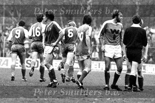 Wageningen, 23 november 1980
Komp. seizoen 1980/1981
Wageningen-PSV, eindstand 0-3
Op de foto Gerdo Hazelhekke in gesprek met scheidsrechter Jan Keizer