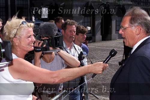 Den Haag 3 juli 2001
Prins Willem Alexander en Maxima bezoekn de Staten Generaal nadat hun huwelijk goedgekeurd is.
Verslaggeefster NOS met  Hans Dijkstal