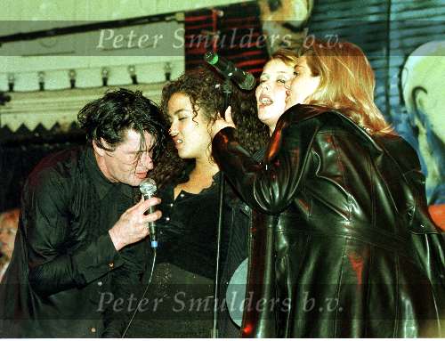 Amsterdam, 5 november 1996
Herman Brood 50 jaar !!!!!
Hier op de foto samen met Linda Roos en Jessica ( Katja Schuurman, Babette v Veen en Guusje Nederhorst )