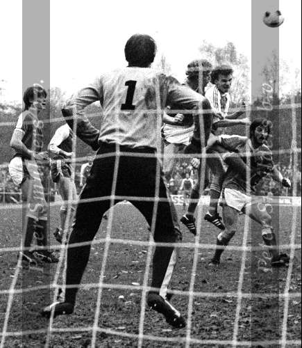 Wageningen, 23 november 1980
Komp. seizoen 1980/1981
Wageningen-PSV, eindstand 0-3
Op de foto MICHEL VALKE en ROB McDONALD