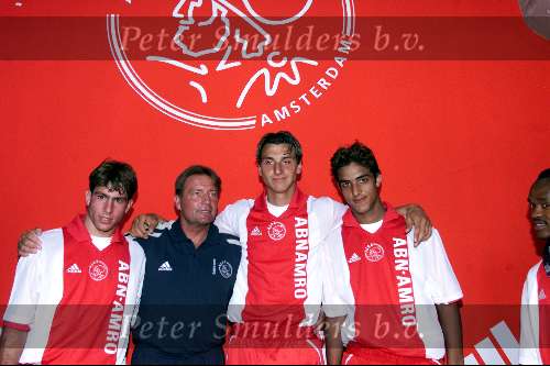 Amsterdam 5 juli 2001
Presentatie AJAX nieuwe seizoen 2001/2002
Co Adriaans Maxwell Mido & Ibrahimovic