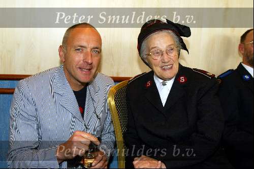 Amsterdam 11 juli 2002
Graf en presenmtatie boek Herman Brood.
Alfred v d Heuvel en Majoor Boszhard