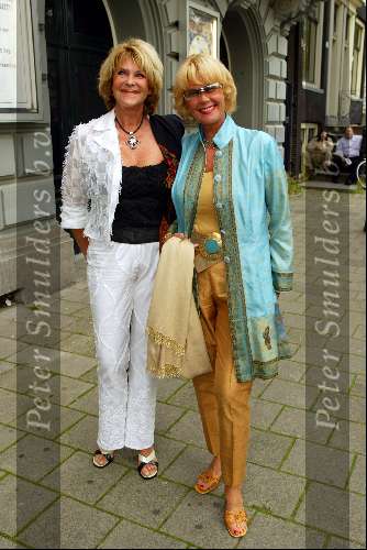 Amsterdam 7 juli 2002
Premiere Noord Koreaans staats circus
Sheila de Vries met Astrid Engels