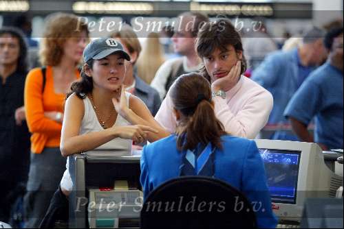 Schiphol 15 juli 2002
Birgit Schuurman met aanstaande man op schiphol
