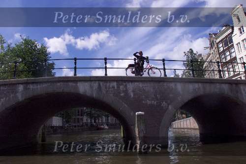 Route van Vinkeveen naar Amsterdam via Ouderkerk a/d Amstel
Brug Amsterdam met fietster  Sloepenroute